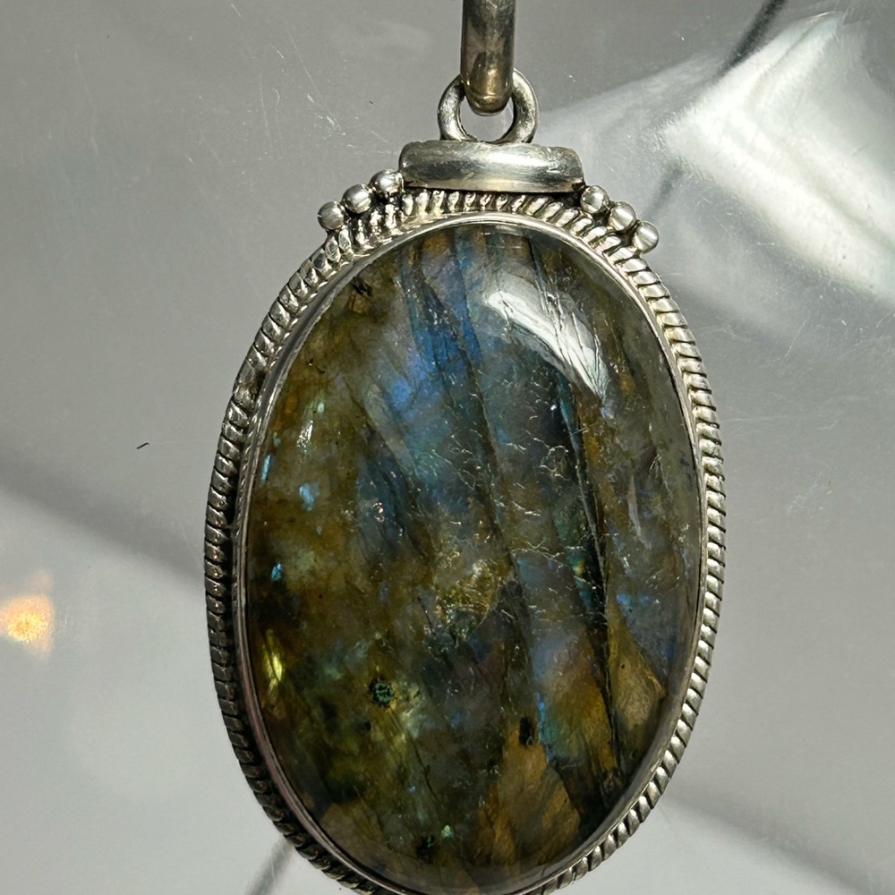 Vintage  Elegant Pendant with Iridescent Labradorite Stone set in 925 silver